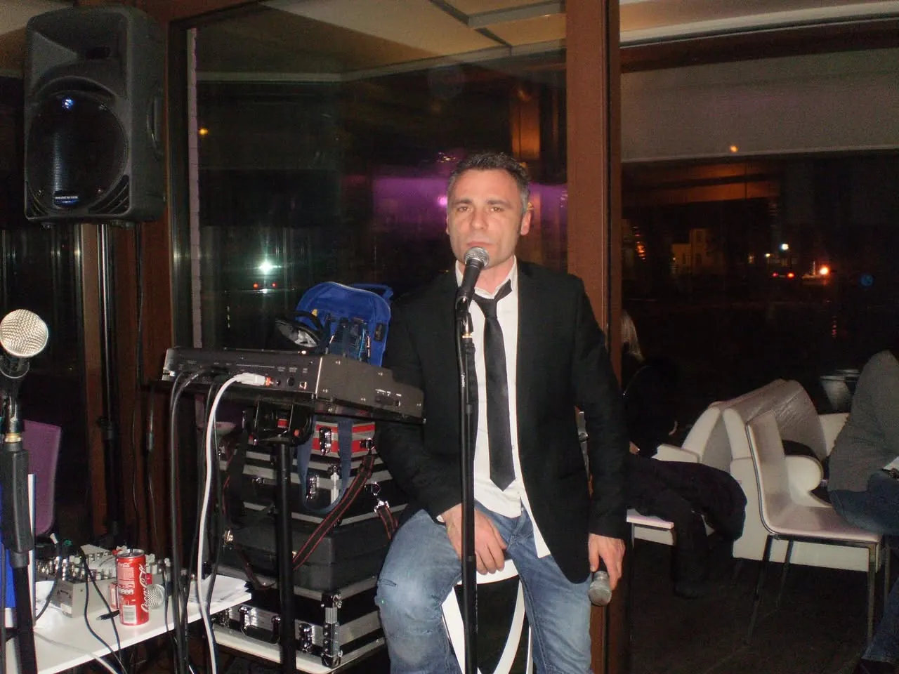 Lello nel 2013, in giacca e cravatta accanto al suo impianto
