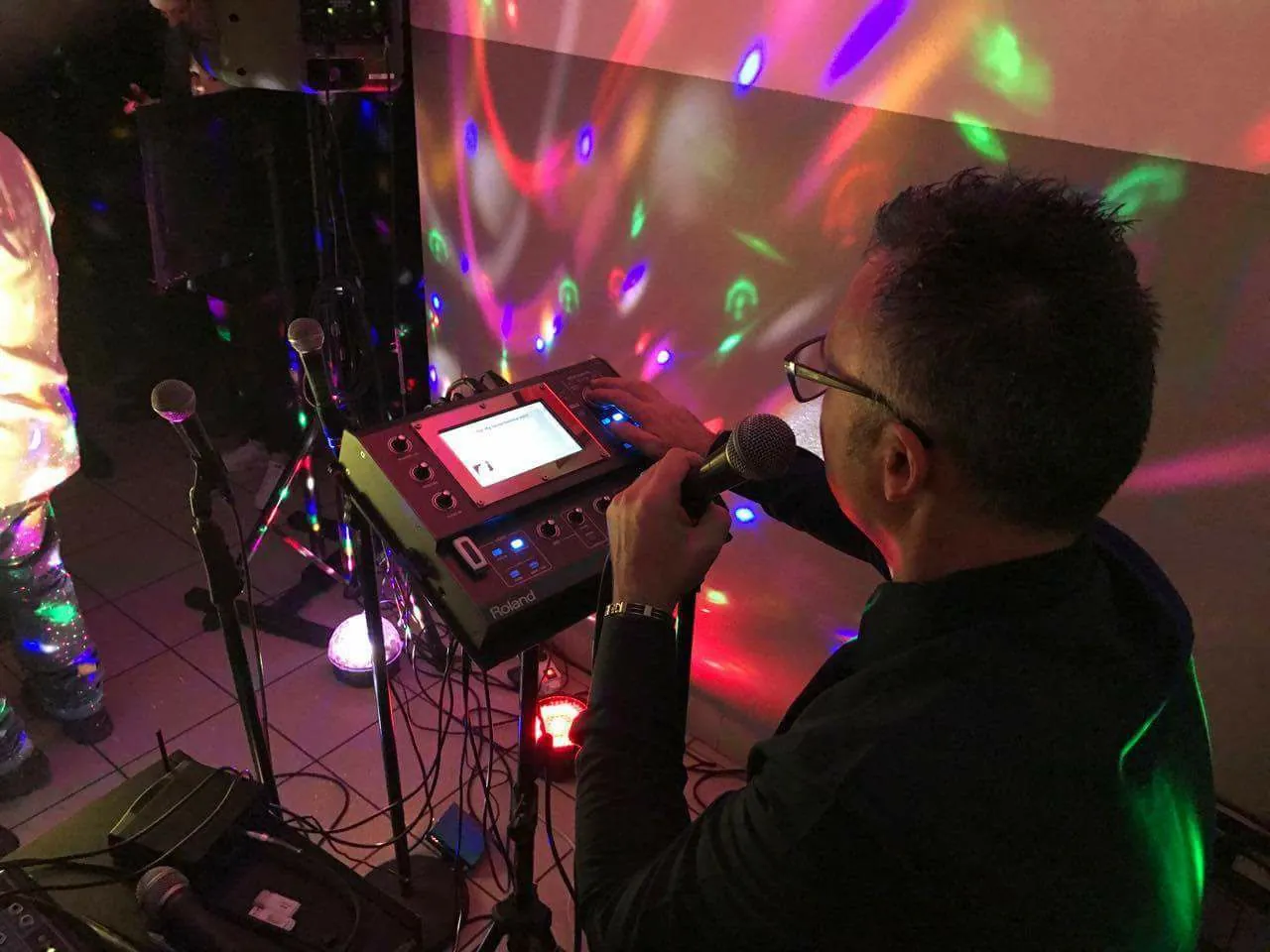 Lello al player karaoke fra luci colorate, Capodanno 2016/2017